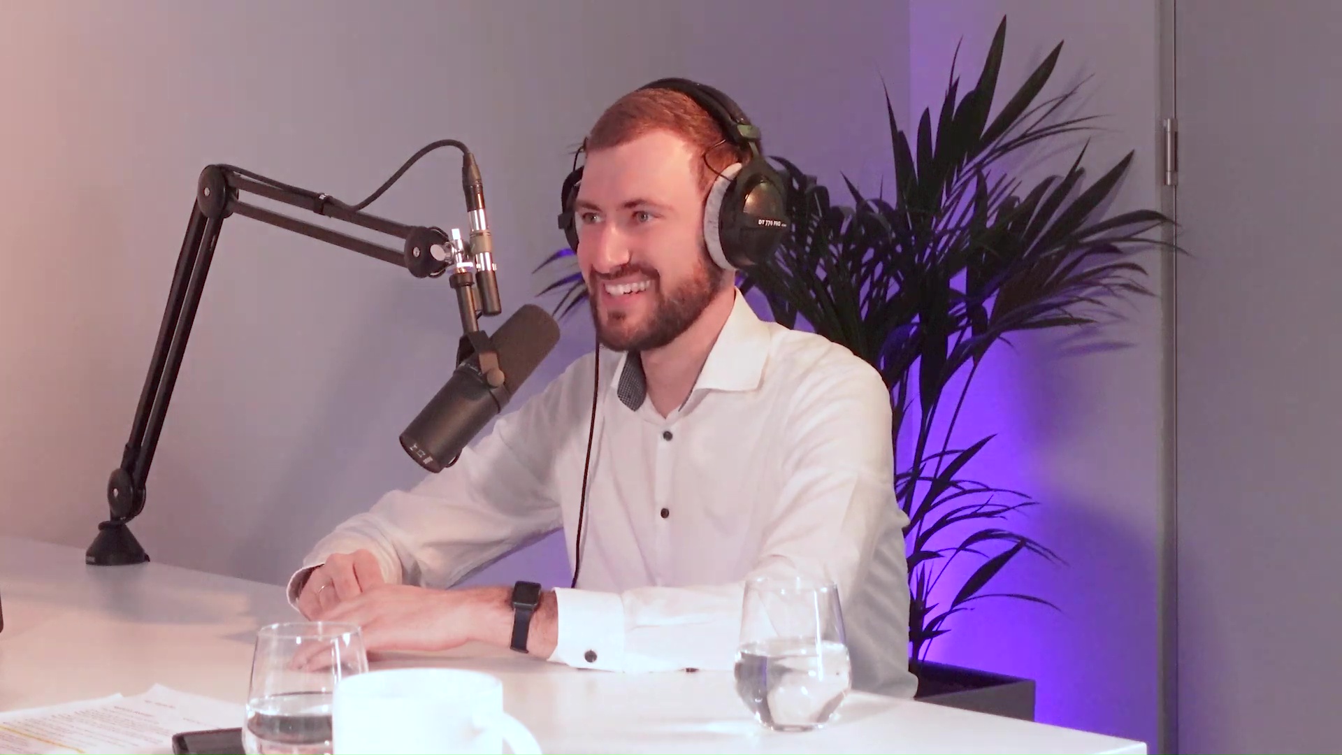 Lukas Sökefeld sitzt im Podcast Studio