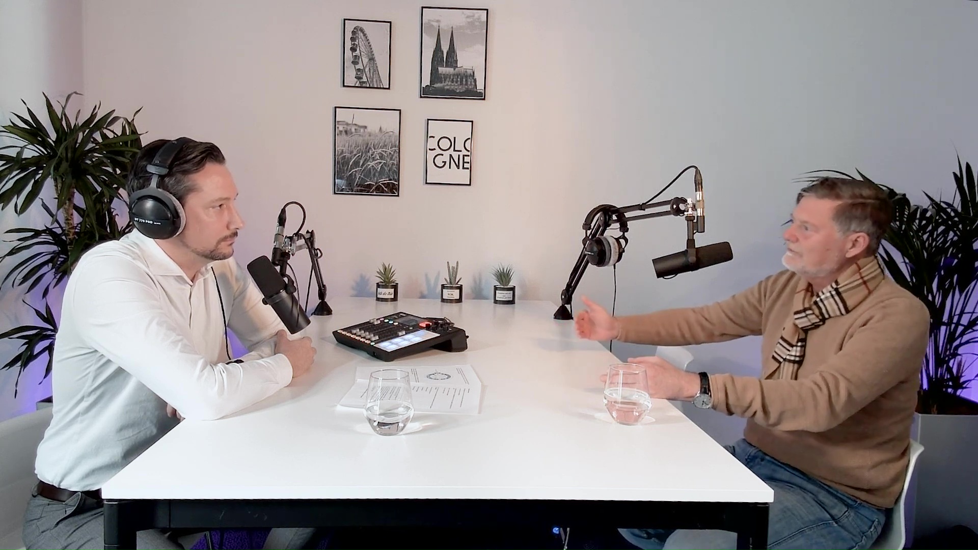 Holger Berens sitzt mit Peter Dupach im Podcast Studio