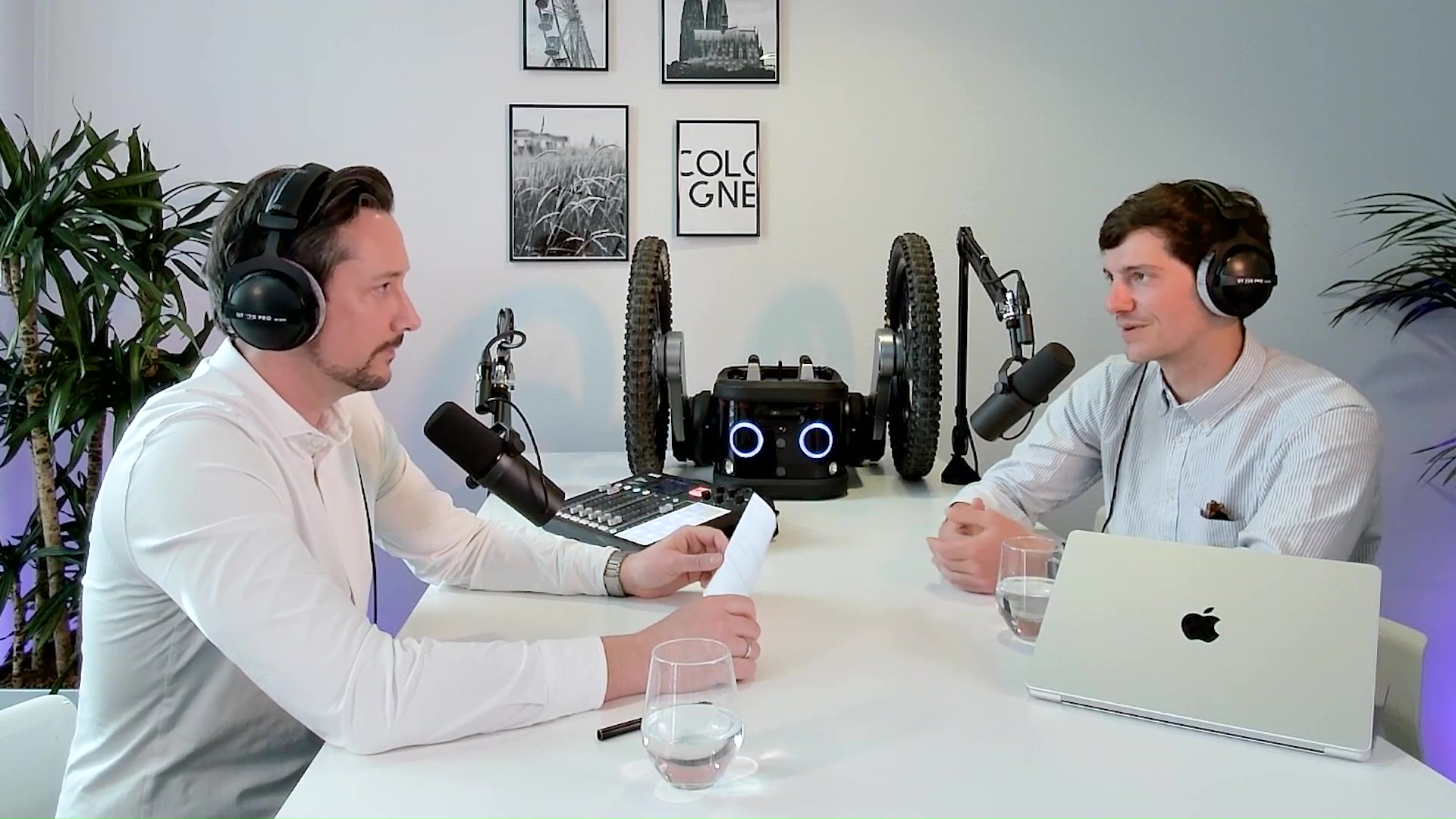 Severin Pfister sitzt mit Peter Dupach im Podcast Studio